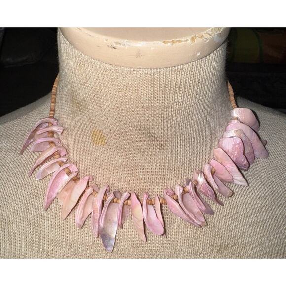 -NECKLACE Vintage 16.5" Shell  Choker, Screw Barrel Clasp - Picture 2 of 7